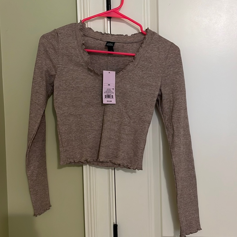 Purple/grayish, lettuce, v-neck, and long-sleeve crop top